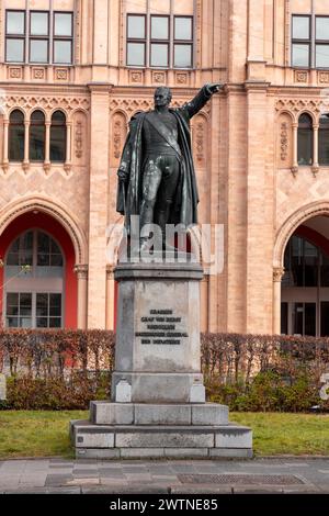 München - 25. Dezember 2021: Bronzestatue von Bernhard Erasmus von Deroy vor dem bayerischen Regierungsgebäude in München. Stockfoto