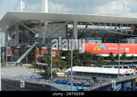 Miami Gardens, USA. März 2024. MIAMI GARDENS, FLORIDA - 18. MÄRZ: Außenansicht während des Miami Open Männer-Singles-Qualifying 2024, präsentiert von Itaú im Hard Rock Stadium am 18. März 2024 in Miami Gardens, Florida. (Foto: JL/SIPA USA) Credit: SIPA USA/Alamy Live News Stockfoto