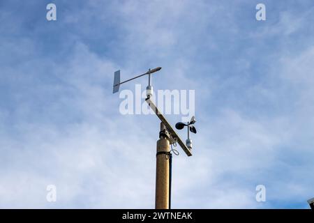 Ein Anemometer, das Geschwindigkeit und Windrichtung anzeigt Stockfoto