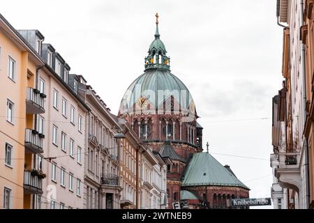 München, Deutschland - 25. Dezember 2021: St. Die Lukaskirche Lukaskirche ist die größte evangelische Kirche in München, die zwischen 1893 und 18 erbaut wurde Stockfoto