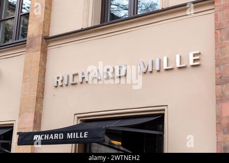 München, Deutschland - 25. Dezember 2021: Richard Mille Schild und Logo am Eingang der Luxusgeschäfte in der Maximilanstraße, Maximilianstraße in München, GE Stockfoto