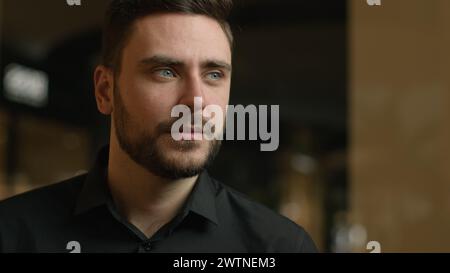 Dreamy Caucasian man steht drinnen männliches Porträt nachdenklich inspirierter männlicher Mann Denken tief gedachte Traum nachdenklicher Geschäftsmann ceo Executive Look in Side Stockfoto