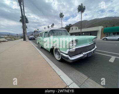 Ein klassischer Kombi parkt in Palm Springs, Kalifornien, USA Stockfoto