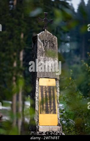 Gedenkstein auf dem Habsburger Friedhof des Ersten Weltkriegs in Fort Cherle. Folgaria, Alpe Cimbra, Trentino, Italien. Stockfoto