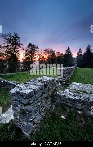 Überreste des Habsburger Militärlazaretts des Ersten Weltkriegs im Fredda-Tal. Fort Cherle, Folgaria, Alpe Cimbra, Trentino, Italien. Stockfoto