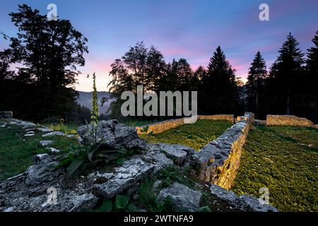 Überreste des Habsburger Militärlazaretts des Ersten Weltkriegs im Fredda-Tal. Fort Cherle, Folgaria, Alpe Cimbra, Trentino, Italien. Stockfoto