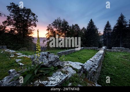 Überreste des Habsburger Militärlazaretts des Ersten Weltkriegs im Fredda-Tal. Fort Cherle, Folgaria, Alpe Cimbra, Trentino, Italien. Stockfoto