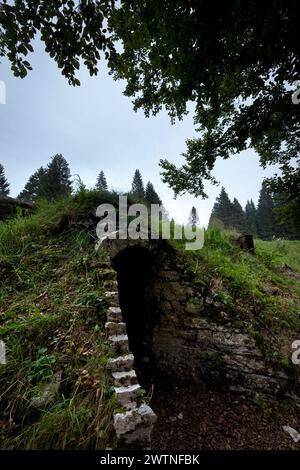 Überreste des Habsburger Militärlazaretts des Ersten Weltkriegs im Fredda-Tal. Fort Cherle, Folgaria, Alpe Cimbra, Trentino, Italien. Stockfoto