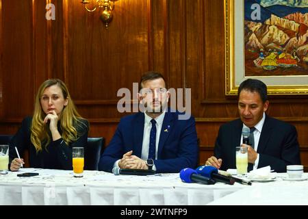 La Paz, BOLIVIEN; 18. März 2024: Der für Umwelt, Ozeane und Fischerei zuständige EU-Kommissar Virginijus SINKEVIČIUS (Zentrum) auf einer Pressekonferenz. Der Kommissar besucht Bolivien, um die Anwendung der neuen Verordnung (EU) 2023/1115 über abholzfreie Erzeugnisse, die im Juni 2023 in Kraft getreten ist, zu koordinieren. Die Erzeuger und Ausführer haben bis Dezember 2024 Zeit, um die neuen Vorschriften umzusetzen, die in Bolivien insbesondere die Kaffee- und Kakaoerzeuger betreffen werden. Quelle: James Brunker/Alamy Live News Stockfoto