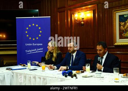 La Paz, BOLIVIEN; 18. März 2024: Der für Umwelt, Ozeane und Fischerei zuständige EU-Kommissar Virginijus SINKEVIČIUS (Zentrum) auf einer Pressekonferenz. Der Kommissar besucht Bolivien, um die Anwendung der neuen Verordnung (EU) 2023/1115 über abholzfreie Erzeugnisse, die im Juni 2023 in Kraft getreten ist, zu koordinieren. Die Erzeuger und Ausführer haben bis Dezember 2024 Zeit, um die neuen Vorschriften umzusetzen, die in Bolivien insbesondere die Kaffee- und Kakaoerzeuger betreffen werden. Quelle: James Brunker/Alamy Live News Stockfoto