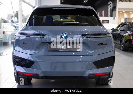 Nahaufnahme grauer BMW Elektro-SUV Modell ix im Studio, Exterieur-Fahrzeug im Showroom, Konzept zur Entwicklung alternativer Energien, Automobilhersteller der deutschen Marke Stockfoto