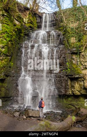 Mann Person Rucksacktouristen im English Peak District England stehend am wenig bekannten Wasserfall Swallet, zweithöchsten in Derbyshire Stockfoto