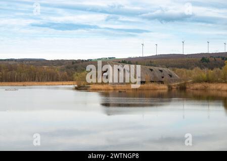 Biodiversität Haff Reimech, Feuchtgebiet und Naturschutzgebiet in Luxemburg, Teich umgeben von Schilf und Bäumen, Vogelbeobachtungspunkt Stockfoto