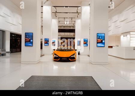 Volkswagen Konzern Autohändler Lamborghini Revuelto, Hochleistungselektrifiziertes Fahrzeug Supersportwagen mit Allradantrieb in DRIVE. Volkswagen Grou Stockfoto