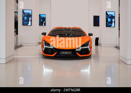 Lamborghini Revuelto, Hochleistungs-Supersportwagen mit Allradantrieb des italienischen Herstellers Lamborghini in DRIVE. Volkswagen G Stockfoto