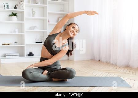 Porträt Der Schönen Jungen Asiatischen Frau, Die Zu Hause Dehnt Stockfoto