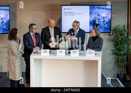 Bürgermeister von Bedburg Sascha SOLBACH SPD, Landrat Rhein Erft Kreis Frank ROCK CDU, Alexander BRITZ Microsoft und NRW Ministerin für Heimat, Kommunales und Digitalisierung Ina SCHARRENBACH - von der Kohle zur KI: Pressekonferenz von Microsoft und dem Land NRW auf dem Gelände der Terra Nova, am Tagebau Hambach bei Elsdorf zum Milliarden Projekt zur Errichtung leistungsstarker Rechenzentren zum Aufbau einer Cloud Infrastruktur zur Stärkung der Rechenleistung der Künstlichen Intelligenz. 18.03.2024 Elsdorf NRW Deutschland *** Oberbürgermeister von Bedburg Sascha SOLBACH SPD , Landrat Rhein E Stockfoto