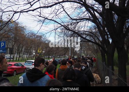 Belgrad, Serbien, 03.17.24: Lange Schlange am Wahllokal. Russische Präsidentschaftswahlen. Bürgersteig neben der Konsulatsschule. Rote Armee Boulev Stockfoto