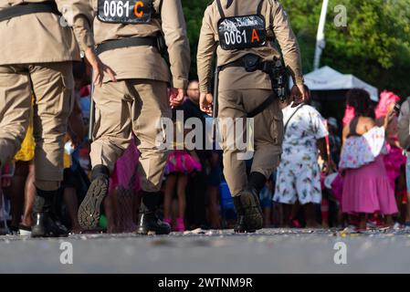 Salvador, Bahia, Brasilien - 03. Februar 2024: Militärpolizei patrouilliert während Fuzue, vor dem Karneval in Salvador, Bahia. Stockfoto