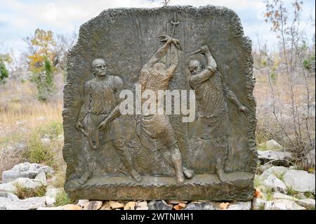 Die Geißel an der Säule – zweites trauriges Geheimnis. Eine Reliefskulptur auf dem Berg Podbrdo (der Hügel der Erscheinungen) in Medjugorje. Stockfoto