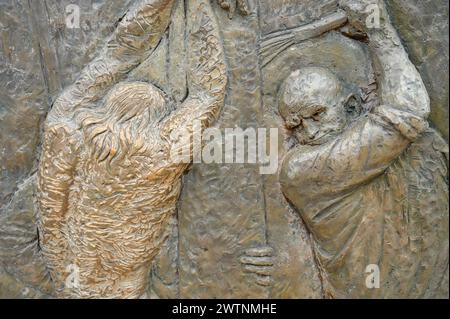 Die Geißel an der Säule – zweites trauriges Geheimnis. Eine Reliefskulptur auf dem Berg Podbrdo (der Hügel der Erscheinungen) in Medjugorje. Stockfoto