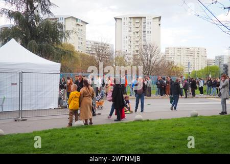 Belgrad, Serbien, 03.17.24: Lange Schlange am Wahllokal. Russische Präsidentschaftswahlen. Bürgersteig neben der Konsulatsschule. Rote Armee Boulev Stockfoto