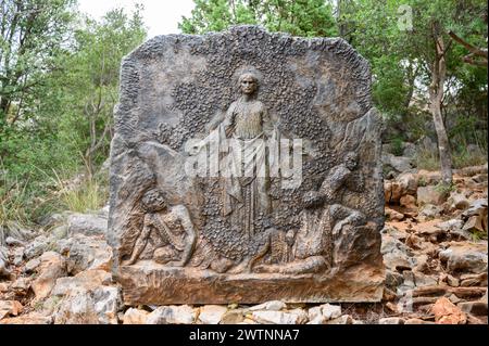 Die Auferstehung Jesu – das erste ruhmreiche Geheimnis des Rosenkranzes. Eine Reliefskulptur auf dem Berg Podbrdo (der Hügel der Erscheinungen) in Medjugorje. Stockfoto