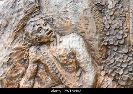 Die Auferstehung Jesu – das erste ruhmreiche Geheimnis des Rosenkranzes. Eine Reliefskulptur auf dem Berg Podbrdo (der Hügel der Erscheinungen) in Medjugorje. Stockfoto