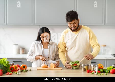 Indisches Paar Kocht Essen Und Lächeln Bereitet Salat Zum Abendessen Vor Stockfoto