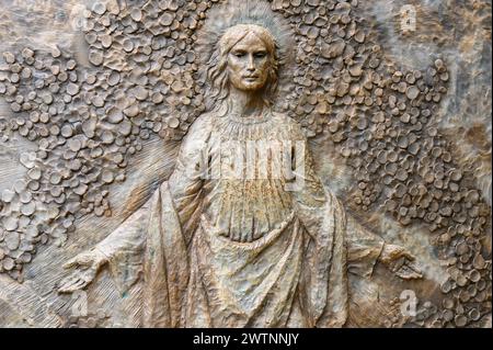 Die Auferstehung Jesu – das erste ruhmreiche Geheimnis des Rosenkranzes. Eine Reliefskulptur auf dem Berg Podbrdo (der Hügel der Erscheinungen) in Medjugorje. Stockfoto