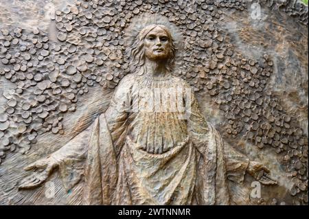 Die Auferstehung Jesu – das erste ruhmreiche Geheimnis des Rosenkranzes. Eine Reliefskulptur auf dem Berg Podbrdo (der Hügel der Erscheinungen) in Medjugorje. Stockfoto