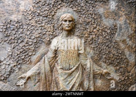 Die Auferstehung Jesu – das erste ruhmreiche Geheimnis des Rosenkranzes. Eine Reliefskulptur auf dem Berg Podbrdo (der Hügel der Erscheinungen) in Medjugorje. Stockfoto