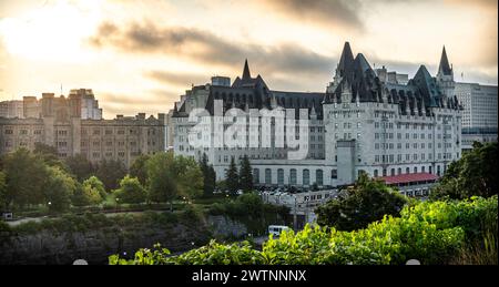 Chateau Laurier bei goldenem Sonnenaufgang Stockfoto