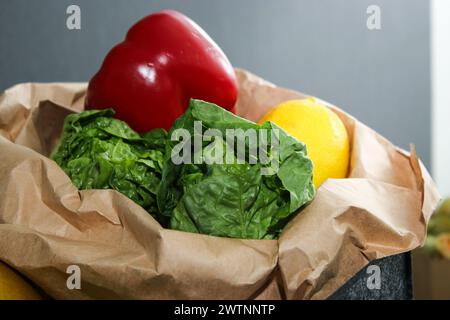 Nahaufnahme von Gemüse in einer Öko-Papiertüte Stockfoto
