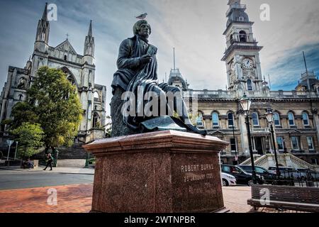 Es gibt eine Statue von Robert Burns, dem schottischen Nationaldichter, im Octagon, Dunedin, in der gleichen Pose wie die in Dundee, Schottland. Stockfoto