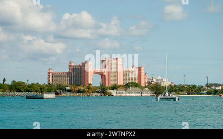 NASSAU, BAHAMAS - 31. Januar 2024: Mit einer Bevölkerung von 260.000, umfasst Nassau 80 Prozent der Bevölkerung der Bahamas, mit dem hübschen Pastell Stockfoto