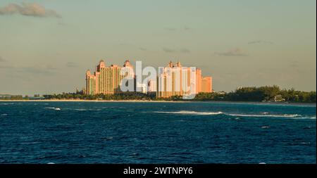 NASSAU, BAHAMAS - 31. Januar 2024: Mit einer Bevölkerung von 260.000, umfasst Nassau 80 Prozent der Bevölkerung der Bahamas, mit dem hübschen Pastell Stockfoto