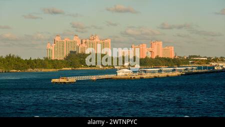 NASSAU, BAHAMAS - 31. Januar 2024: Mit einer Bevölkerung von 260.000, umfasst Nassau 80 Prozent der Bevölkerung der Bahamas, mit dem hübschen Pastell Stockfoto