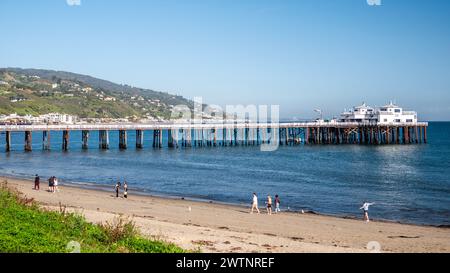 Malibu Pier mit Blick auf den Malibu Lagoon State Beach in Malibu, Kalifornien, USA Stockfoto
