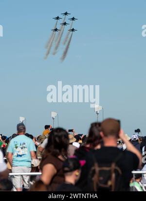 F/A-18 Super Hornets, die den Blue Angels zugewiesen sind, führen Kunstflugmanöver während der Travis Air Force Base Wings Over Solano Air Show und Open House in Travis AFB, Kalifornien, am 17. März 2024 durch. Dieses Jahr ist das 78. Jahr der Blauen Engel. (Foto der U.S. Air Force von Kenneth Abbate) Stockfoto