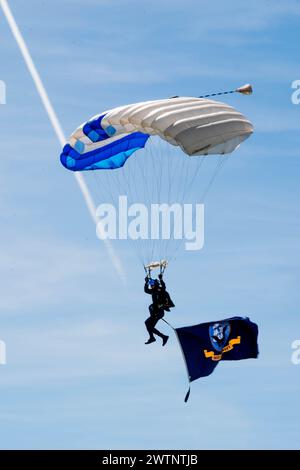 Die Wings of Blue Parachute Team der U.S. Air Force Academy treten während der Travis Air Force Base Wings Over Solano Air Show und Open House im Travis AFB, Kalifornien, am 17. März 2024 auf. Die Hauptaufgabe der Wings of Blue besteht darin, den Basic Freefall Fallschirmspringkurs der U.S. Air Force Academy zu leiten, der als Airmanship 490 bekannt ist. (Foto der U.S. Air Force von Kenneth Abbate) Stockfoto