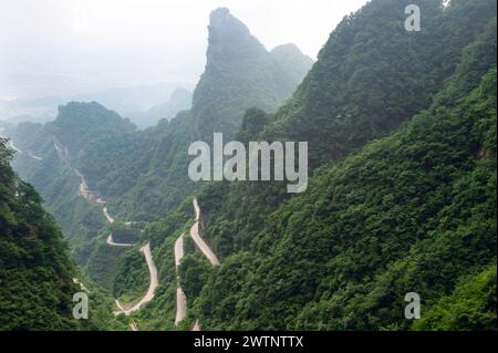 Die Avenue Toward Heaven oder 99-Bend Road am Tianmen Mountain erhielt ihren Namen mit ebenso vielen Serpentinen. Stockfoto