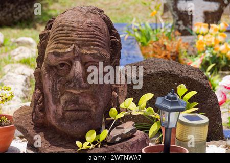 Hanga Roa, Osterinsel, Chile. Dezember 2023. Osterinsel Friedhof in Hanga Roa, der einzigen Stadt auf der Osterinsel, grenzt an die Pazifikküste. Stockfoto