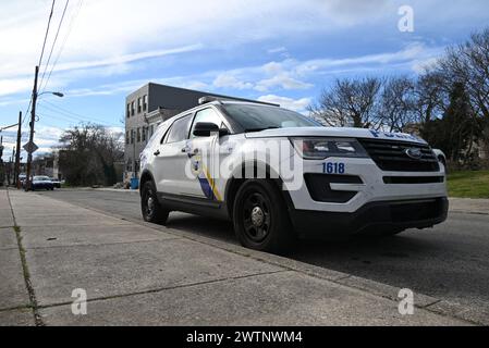 Philadelphia, Usa. März 2024. Die Polizei von Philadelphia patrouilliert das Gebiet, nachdem in einer Gasse in Philadelphia menschliche Überreste eines zerfallenen Kindes in einem Seesack gefunden wurden. Gegen 9:50 Uhr reagierte die Polizei am Montag Morgen auf den Block 600 der North 38th Street. Die Polizei wurde von einem Mann getroffen, der im hinteren Teil des Grundstücks arbeitete, und der Mann wies die Polizisten zu einem Seesack, der die „stark zersetzten Überreste eines Kindes“ enthielt. Zu diesem Zeitpunkt ist das Geschlecht unbekannt. Quelle: SOPA Images Limited/Alamy Live News Stockfoto