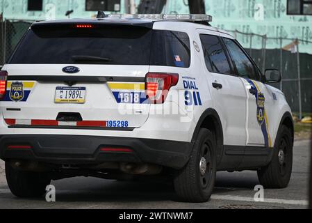 Philadelphia, Usa. März 2024. Die Polizei von Philadelphia patrouilliert das Gebiet, nachdem in einer Gasse in Philadelphia menschliche Überreste eines zerfallenen Kindes in einem Seesack gefunden wurden. Gegen 9:50 Uhr reagierte die Polizei am Montag Morgen auf den Block 600 der North 38th Street. Die Polizei wurde von einem Mann getroffen, der im hinteren Teil des Grundstücks arbeitete, und der Mann wies die Polizisten zu einem Seesack, der die „stark zersetzten Überreste eines Kindes“ enthielt. Zu diesem Zeitpunkt ist das Geschlecht unbekannt. Quelle: SOPA Images Limited/Alamy Live News Stockfoto