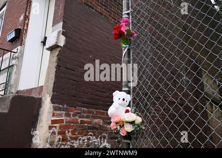 Philadelphia, Usa. März 2024. Teddybär- und Blumendenkmal auf einem Zaun an der Stelle, an der menschliche Überreste eines zerfallenen Kindes in einem Seesack in einer Gasse in Philadelphia gefunden wurden. Gegen 9:50 Uhr reagierte die Polizei am Montag Morgen auf den Block 600 der North 38th Street. Die Polizei wurde von einem Mann getroffen, der im hinteren Teil des Grundstücks arbeitete, und der Mann wies die Polizisten zu einem Seesack, der die „stark zersetzten Überreste eines Kindes“ enthielt. Zu diesem Zeitpunkt ist das Geschlecht unbekannt. Quelle: SOPA Images Limited/Alamy Live News Stockfoto