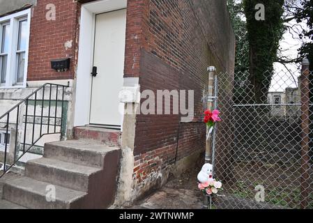 Philadelphia, Usa. März 2024. Teddybär- und Blumendenkmal auf einem Zaun an der Stelle, an der menschliche Überreste eines zerfallenen Kindes in einem Seesack in einer Gasse in Philadelphia gefunden wurden. Gegen 9:50 Uhr reagierte die Polizei am Montag Morgen auf den Block 600 der North 38th Street. Die Polizei wurde von einem Mann getroffen, der im hinteren Teil des Grundstücks arbeitete, und der Mann wies die Polizisten zu einem Seesack, der die „stark zersetzten Überreste eines Kindes“ enthielt. Zu diesem Zeitpunkt ist das Geschlecht unbekannt. Quelle: SOPA Images Limited/Alamy Live News Stockfoto