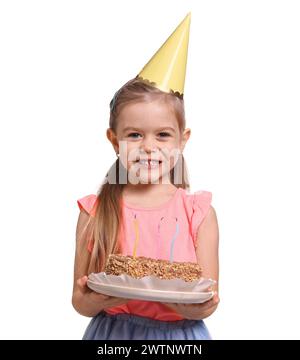 Geburtstagsfeier. Niedliches kleines Mädchen im Partyhut, das leckeren Kuchen auf weißem Hintergrund hält Stockfoto