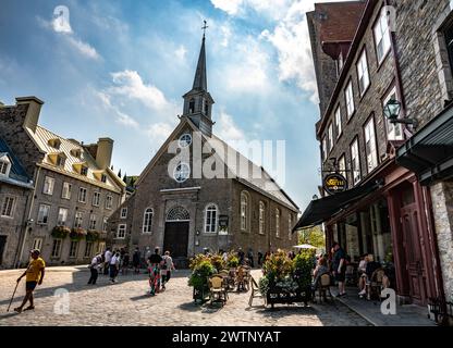 Bezaubernder Sommertag am Place Royale und Blick auf die Kirche notre Dame des victoires in Québec City. Stockfoto