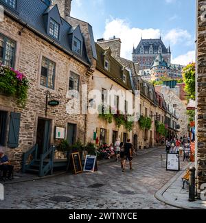 Tagsüber bietet der Blick auf die bezaubernde Altstadt von Québec, die kopfsteingepflasterten Straßen und das Chateau Frontenac. Stockfoto